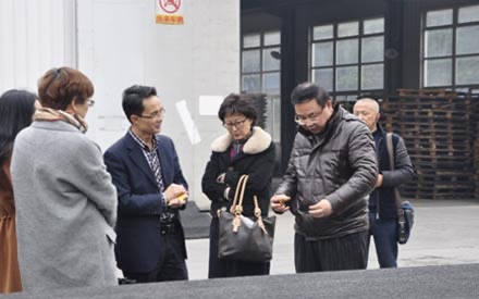 國(guó)際光纖傳感技術(shù)領(lǐng)域著名學(xué)者饒?jiān)平淌?、市?jīng)信委蔣處長(zhǎng)等一行到公司進(jìn)行考察調(diào)研